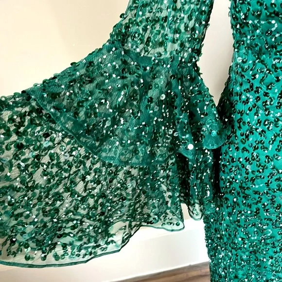 NWT Mac Duggal stunning emerald green sequined gown with ruffle sleeves